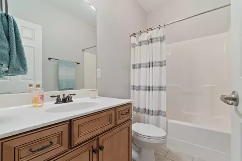 Bath - 135 Ridgebend Dr, Murfreesboro, TN 37128 photo 1 of 5