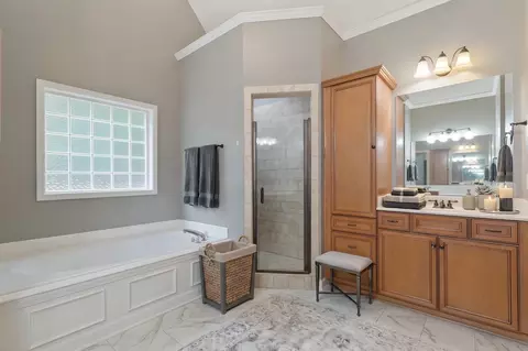 Bath - 135 Ridgebend Dr, Murfreesboro, TN 37128 photo 2 of 5
