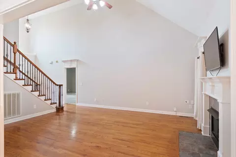 Living - 135 Ridgebend Dr, Murfreesboro, TN 37128 photo 2 of 3