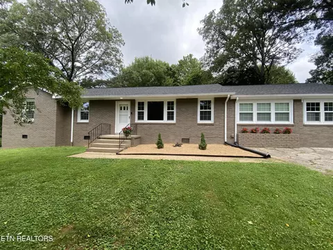 421 Oakcrest Rd, Knoxville, TN 37912