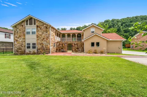 616 Riverbend Rd, Clinton, TN 37716