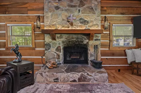 Living - 312 Broadview Dr, Dickson, TN 37055 photo 2 of 3