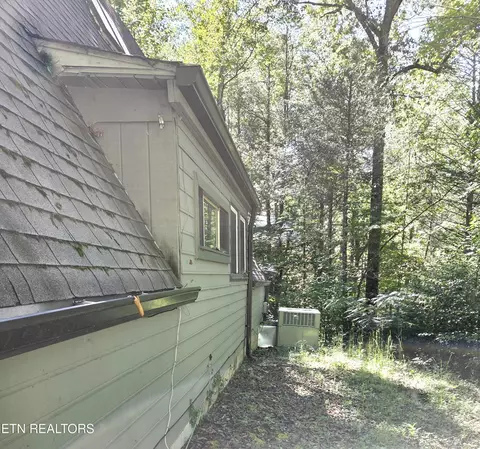 704 SE Selma Ln, Gatlinburg, TN 37738