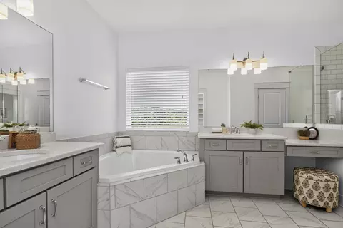 Bath - 772 Beamon Dr, Franklin, TN 37064 photo 2 of 6