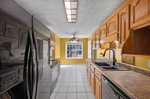 Kitchen - 40 Glenhurst Dr, Jackson, TN 38305 photo 3 of 3