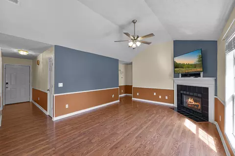 Living - 40 Glenhurst Dr, Jackson, TN 38305 photo 3 of 4