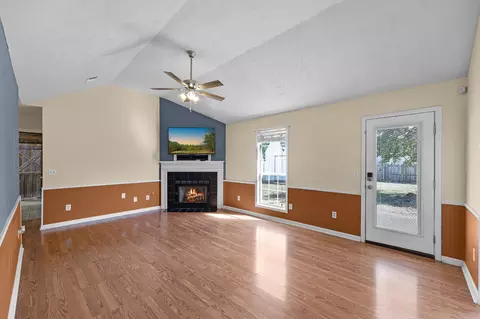 Living - 40 Glenhurst Dr, Jackson, TN 38305 photo 2 of 4