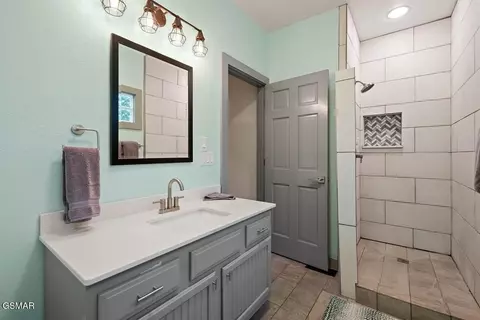 Bath - 438 Laurel Rd, Townsend, TN 37882 photo 3 of 4
