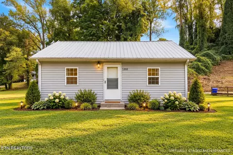 1208 Old Roane St, Harriman, TN 37748