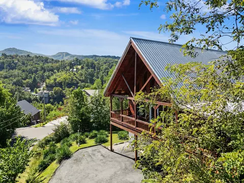 920 Cedar Ln W, Gatlinburg, TN 37738