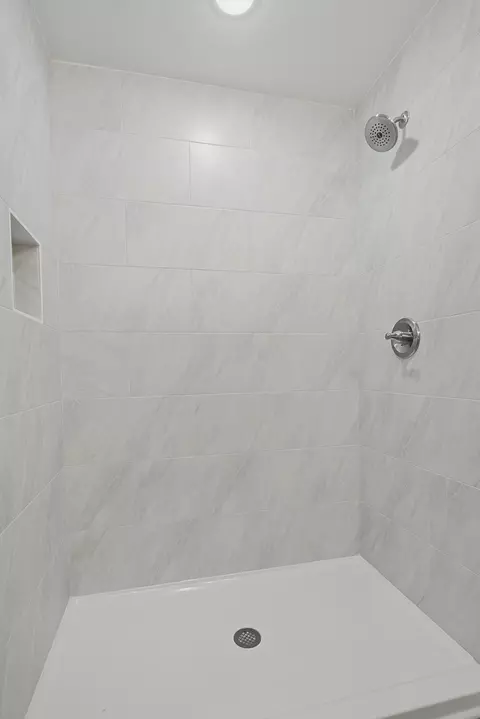 Bath - 2012 Northwind Ct, Cedar Hill, TN 37032 photo 1 of 2
