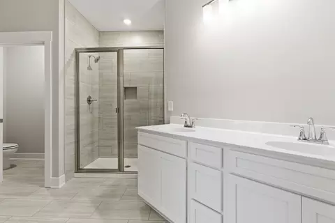 Bath - 1438 Suzanne Dr, Murfreesboro, TN 37128 photo 2 of 7