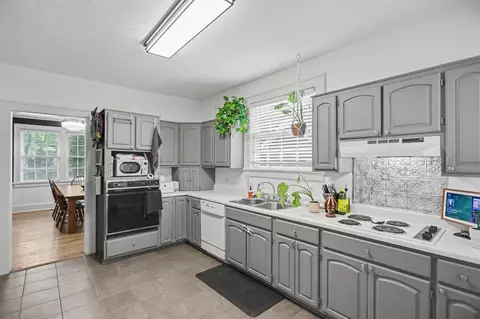 Kitchen - 703 5th Ave W, Springfield, TN 37172 photo 2 of 2