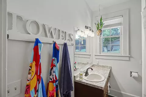 Bath - 703 5th Ave W, Springfield, TN 37172 photo 1 of 1