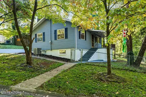 132 Taylor Rd, Oak Ridge, TN 37830