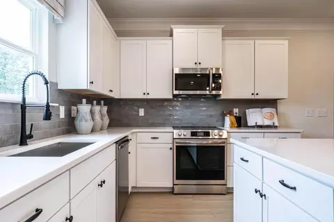 Kitchen - 4933 Locklear Ln, Apison, TN 37302 photo 3 of 4