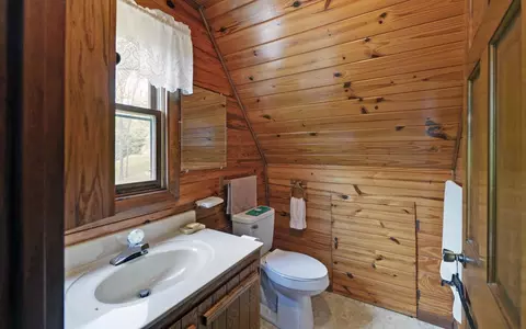 Bath - 440 Beaver Ridge Rd, Murphy, NC 28906 photo 3 of 6