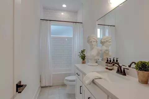 Bath - 5713 Eaglemont Dr, Murfreesboro, TN 37129 photo 4 of 8