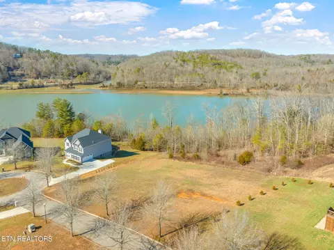 102 Plumberry St, Oak Ridge, TN 37830