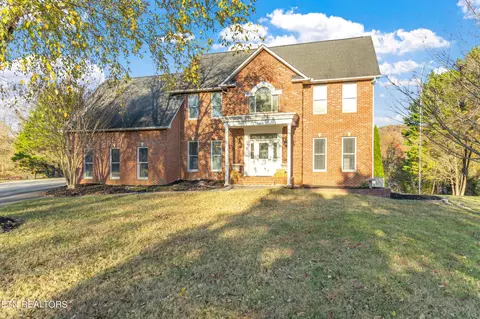 16 Radcliff Ter, Oak Ridge, TN 37830