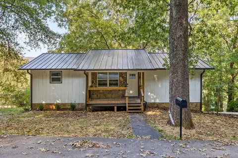 405 Dempsey Ln, Rossville, GA 30741