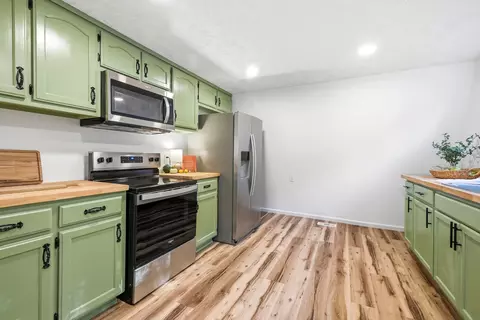 Kitchen - 415 Durrett St, Springfield, TN 37172 photo 2 of 6