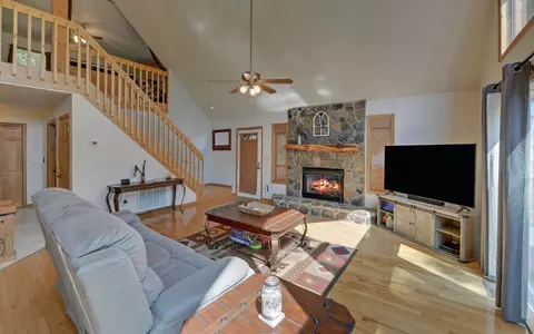 Living - 36 Dwaynes Trl, Murphy, NC 28906 photo 2 of 3