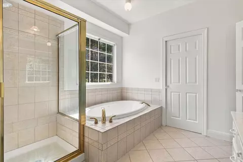 Bath - 2440 Maple Grove Rd, Dickson, TN 37055 photo 2 of 5