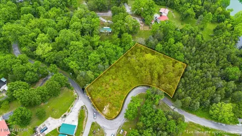 366 Shawnee Dr, Jacksboro, TN 37757