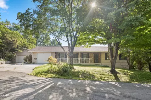 861 Hilltop Dr, Jacksboro, TN 37757