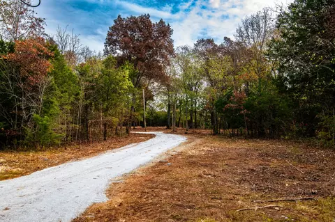 6437 Reynolds Rd, Columbia, TN 38401
