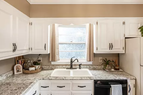 Kitchen - 4052 S Sequoia Dr, Springfield, TN 37172 photo 2 of 6