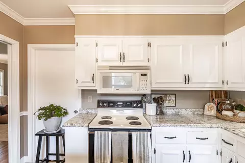 Kitchen - 4052 S Sequoia Dr, Springfield, TN 37172 photo 4 of 6