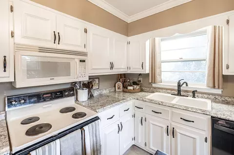Kitchen - 4052 S Sequoia Dr, Springfield, TN 37172 photo 3 of 6