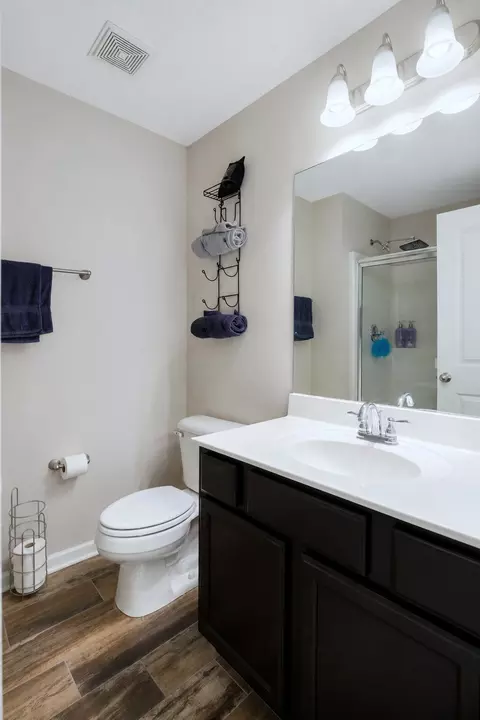 Bath - 820 Staten Dr, Murfreesboro, TN 37128 photo 2 of 3