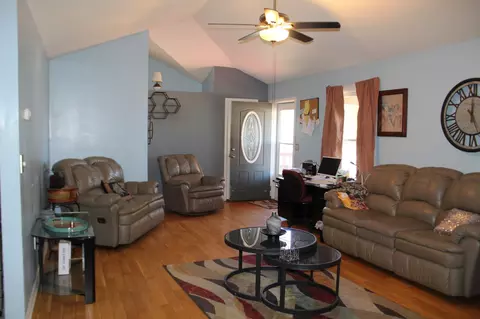 Entry Way - 537 Isbell Ln, Decherd, TN 37324 photo 1 of 2