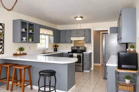 Kitchen - 537 Isbell Ln, Decherd, TN 37324 photo 2 of 2