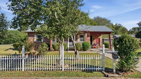 409 Laurel Dr, Fayetteville, TN 37334