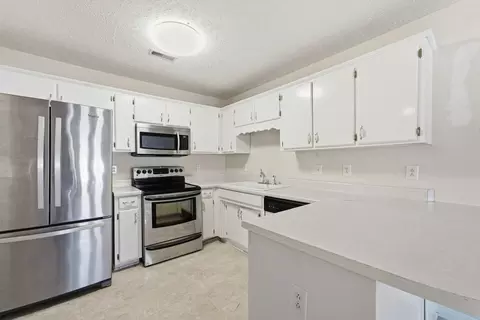 Kitchen - 867 E Northfield Blvd, Murfreesboro, TN 37130 photo 2 of 3