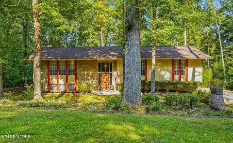 1119 W Outer Dr, Oak Ridge, TN 37830