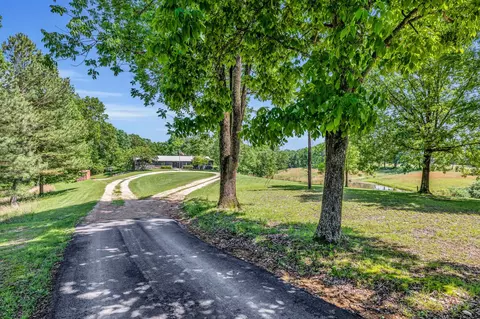 Exterior - 2993 Hobbitshire Dr, Centerville, TN 37033 photo 4 of 21
