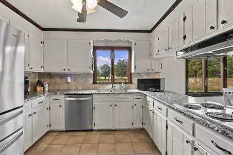 Kitchen - 2993 Hobbitshire Dr, Centerville, TN 37033 photo 2 of 4