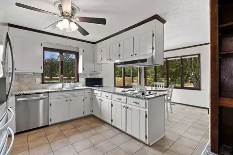 Kitchen - 2993 Hobbitshire Dr, Centerville, TN 37033 photo 3 of 4