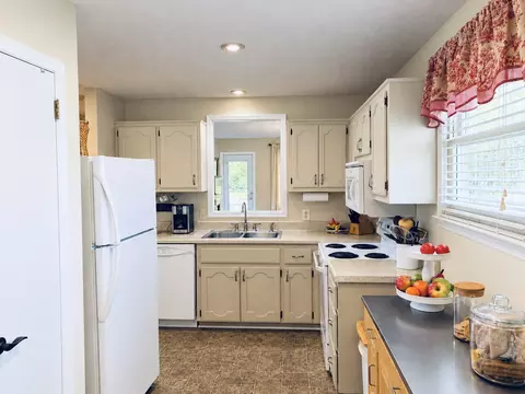 Kitchen - 2115 Mockingbird Ln #A, Springfield, TN 37172 photo 2 of 3