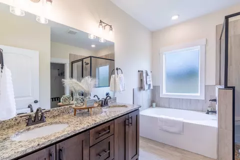 Bath - 2094 Beverly Ct, Springfield, TN 37172 photo 1 of 4