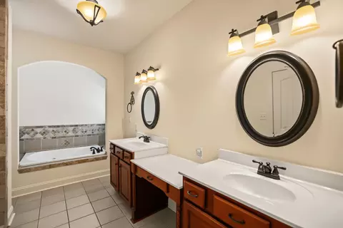 Bath - 1002 Glessner Dr, Spring Hill, TN 37174 photo 3 of 7