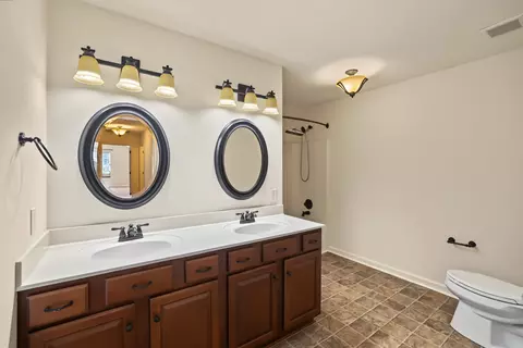 Bath - 1002 Glessner Dr, Spring Hill, TN 37174 photo 5 of 7