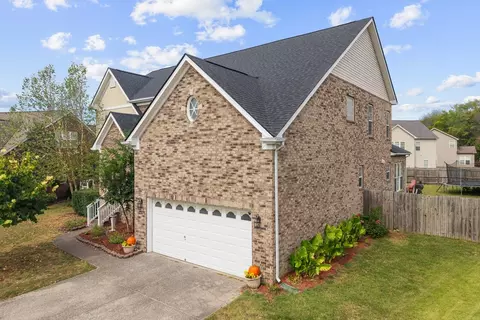 Exterior - 1021 Queens Pl, Spring Hill, TN 37174 photo 3 of 19