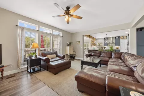 Living - 1021 Queens Pl, Spring Hill, TN 37174 photo 2 of 4