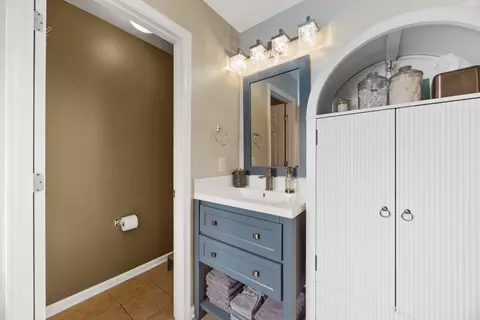 Bath - 1021 Queens Pl, Spring Hill, TN 37174 photo 3 of 9